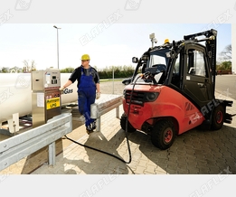 Forklift refuelling with LPG (L.P. Gas, Autogas)